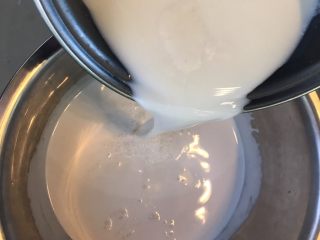 5、杨枝甘露,煮好晾凉的牛奶加入椰汁中搅拌均匀