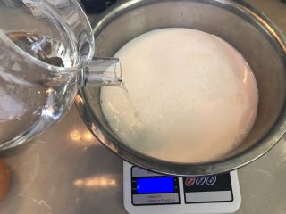 6、杨枝甘露,再加入800g水搅匀，椰汁就调好啦