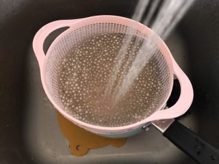 7、杨枝甘露,西米煮至汤浓稠，过滤掉热水，冷水冲洗一遍至手温