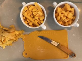 9、杨枝甘露,煮西米时间，芒果切丁，一分为二，一半装饰，一半打浆