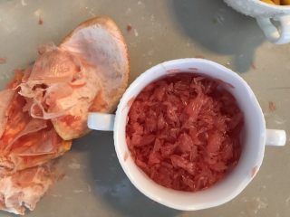 10、杨枝甘露,西柚剥皮并且撕碎