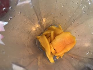11、杨枝甘露,一半芒果（边边角角比较多那半，哈哈），放进料理机