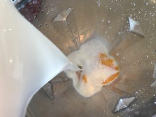 12、杨枝甘露,椰汁也倒进料理机