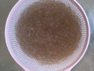 14、杨枝甘露,西米煮至完全透明无白点状态，凉水冲洗干净，直到西米完全凉