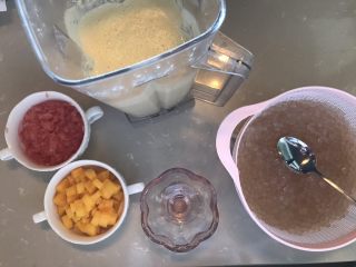 15、杨枝甘露,材料准备好，就找个漂亮的甜品碗来装吧