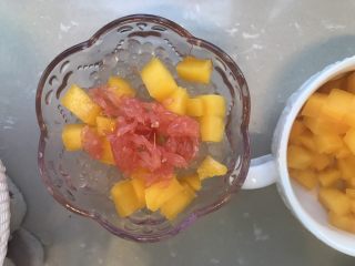 17、杨枝甘露,芒果西柚适量装进小碗