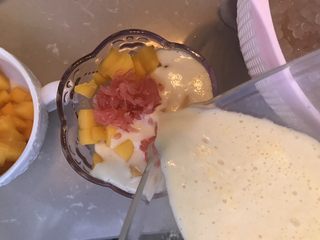 18、杨枝甘露,芒果椰浆也倒进去