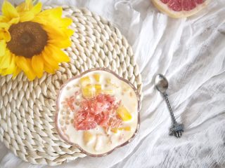 19、杨枝甘露,再加上一点西柚碎装饰一下，搞定！