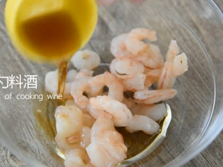 2、虾仁炒蛋这样做绝对好吃，清香四溢一点都不,倒入1勺料酒、1茶匙胡椒粉、1茶匙淀粉、少许姜末
