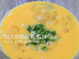 6、虾仁炒蛋这样做绝对好吃，清香四溢一点都不,倒入少许葱花、盐拌匀
