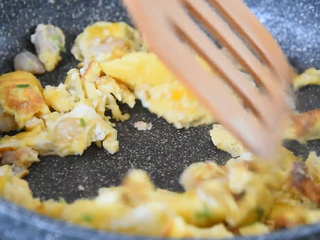 9、虾仁炒蛋这样做绝对好吃，清香四溢一点都不,用余温炒匀盛出