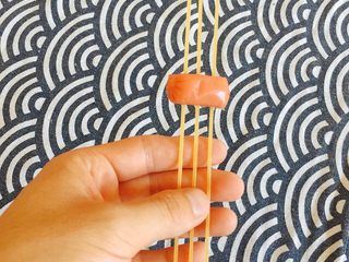 1、咖喱芝士热狗意面,将意面穿入小热狗肠中，一段热狗肠里面大概穿3、4根意面；