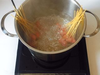 3、咖喱芝士热狗意面,待水煮沸，放入意面，不要盖锅盖，水再次沸腾后中火煮10分钟左右即可；