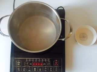 5、咖喱芝士热狗意面,面汤盛出一碗备用；