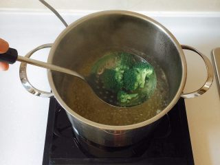 6、咖喱芝士热狗意面,剩下的面汤烫一下西兰花；