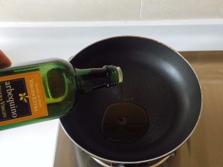 7、咖喱芝士热狗意面,煮意面的时候我们可以熬酱，炒锅加油烧热；