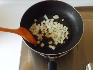 8、咖喱芝士热狗意面,放入洋葱爆香；