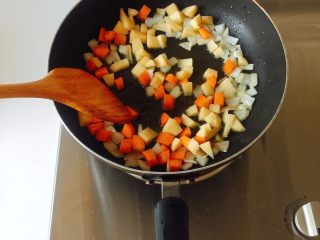 9、咖喱芝士热狗意面,然后倒入胡萝卜和土豆丁，翻炒均匀；