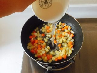 10、咖喱芝士热狗意面,倒入刚才盛出煮意面的面汤；