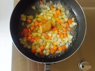 11、咖喱芝士热狗意面,将咖喱块放入锅中；