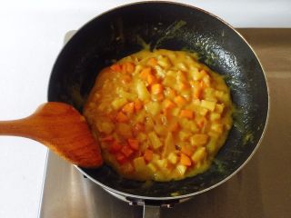 13、咖喱芝士热狗意面,将融化后的咖喱酱和芝士片搅匀呈稠糊状即可；