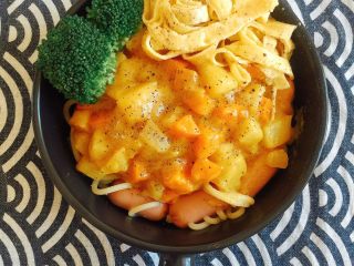 14、咖喱芝士热狗意面,将咖喱芝士酱铺在煮好的意面上，放上事先煮好的西兰花、蛋丝，最后在表面洒上适量黑胡椒粉或芝士粉；