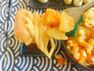 15、咖喱芝士热狗意面,来~张嘴，喂你一口......