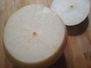 1、冰糖炖雪梨,梨洗净，切下顶部做盖子。