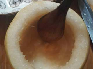 2、冰糖炖雪梨,借助小刀和勺子，挖出核和部分梨肉。（核不要丢掉，放一起蒸，止咳效果核不错喔！）