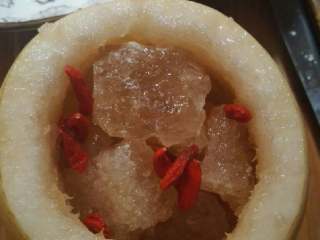 3、冰糖炖雪梨,把挖好梨塞入冰糖（我放的黄冰糖），枸杞（我在下面放啦一点银耳）。