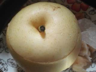 4、冰糖炖雪梨,把切过那部分梨盖上，放入蒸锅盖好锅盖。