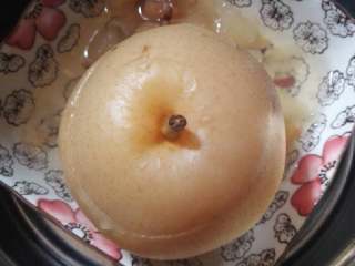 5、冰糖炖雪梨,蒸45分钟左右即可。