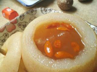 6、冰糖炖雪梨,热乎乎的冰糖炖雪梨就完成啦！