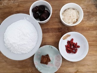 1、冬日暖心菜—酒酿丸子,准备好食材