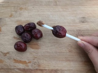 2、冬日暖心菜—酒酿丸子,把红枣，用吸管取出枣核，洗干净备用