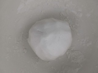 4、冬日暖心菜—酒酿丸子,把絮状的粉，揉成光滑的粉团