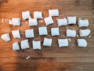 6、冬日暖心菜—酒酿丸子,把粉条，切成，相同的小剂子