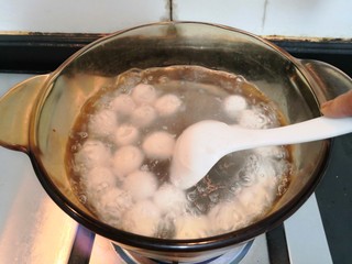 10、冬日暖心菜—酒酿丸子,再次煮开，用勺子推拌丸子，以免粘锅