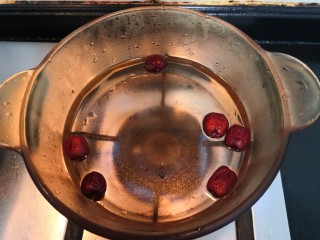 12、冬日暖心菜—酒酿丸子,另起锅，加入水500克，放入红枣