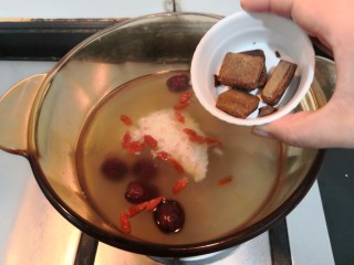 15、冬日暖心菜—酒酿丸子,把红糖，也倒入