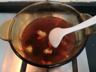 16、冬日暖心菜—酒酿丸子,用勺子搅拌均匀，大火烧煮