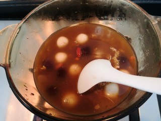 19、冬日暖心菜—酒酿丸子,用勺子搅拌，大火烧煮