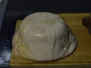 2、白胡椒猪肚鸡蛋煲,取出，沥干，像戴帽子一样套在盆上。