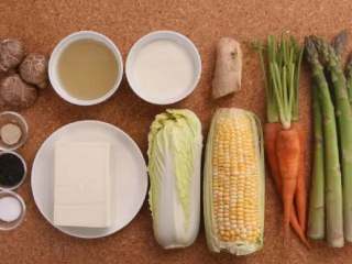 1、日式豆浆蔬菜锅,豆腐切块，娃娃菜切段，玉米切块