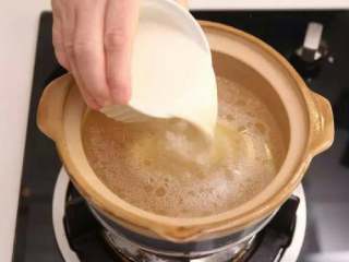 3、日式豆浆蔬菜锅,在锅中加入豆浆并煮沸