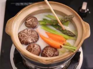 4、日式豆浆蔬菜锅,然后加入所以食材煮30分钟