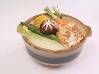 5、日式豆浆蔬菜锅,最后加盐和鸡精调味，鲜嫩的豆浆小锅就做好啦