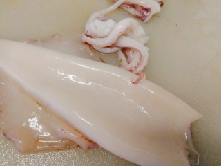 2、#辣味#双椒爆鱿鱼卷,鱿鱼破肚，去内脏和眼睛，清洗干净。