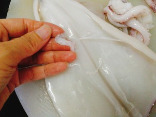 3、#辣味#双椒爆鱿鱼卷,里面的膜去除干净