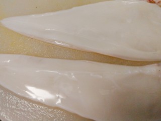 4、#辣味#双椒爆鱿鱼卷,切一半开，鱼头切下切条